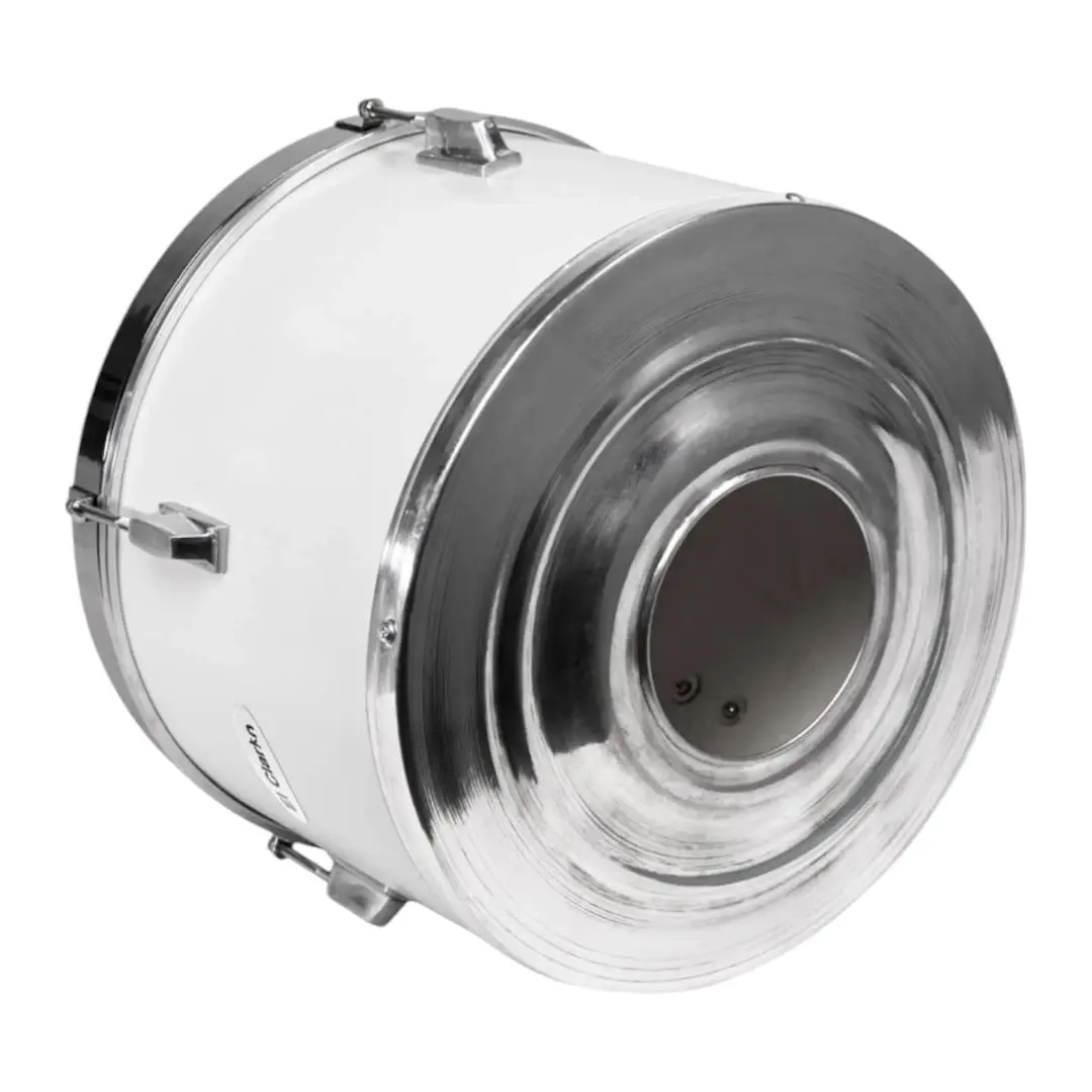 Timba de 18 pulgadas en color blanco, fabricada por Musicales El Clarín. Ideal para bandas marciales, bandas de paz, bandas de marcha y batucadas. Con cuerpo de madera de alta calidad, aros y herrajes cromados en aluminio, ofrece un diseño robusto y elegante. Esta timba incluye correa para mayor comodidad, garantizando durabilidad y un sonido resonante. Perfecta para desfiles y presentaciones, su acústica precisa la convierte en una opción destacada para músicos exigentes.