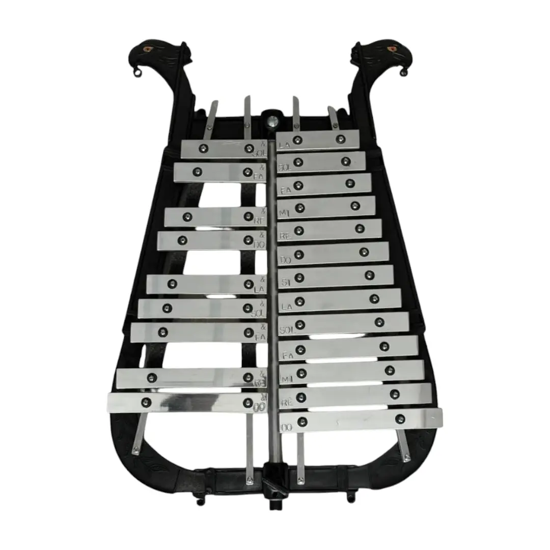 Lira Infantil con marco inyectado para banda marcial, fabricada por Musicales El Clarín, ideal para bandas marciales, bandas de paz y músicos marciales. Con un diseño robusto y elegante, esta lira incluye cargador en charol y golpeador, garantizando comodidad y un rendimiento excepcional. Con afinación precisa y materiales de alta calidad, es perfecta para desfiles y presentaciones, ofreciendo un sonido claro y resonante. Ideal para músicos exigentes que buscan durabilidad y calidad en sus instrumentos.