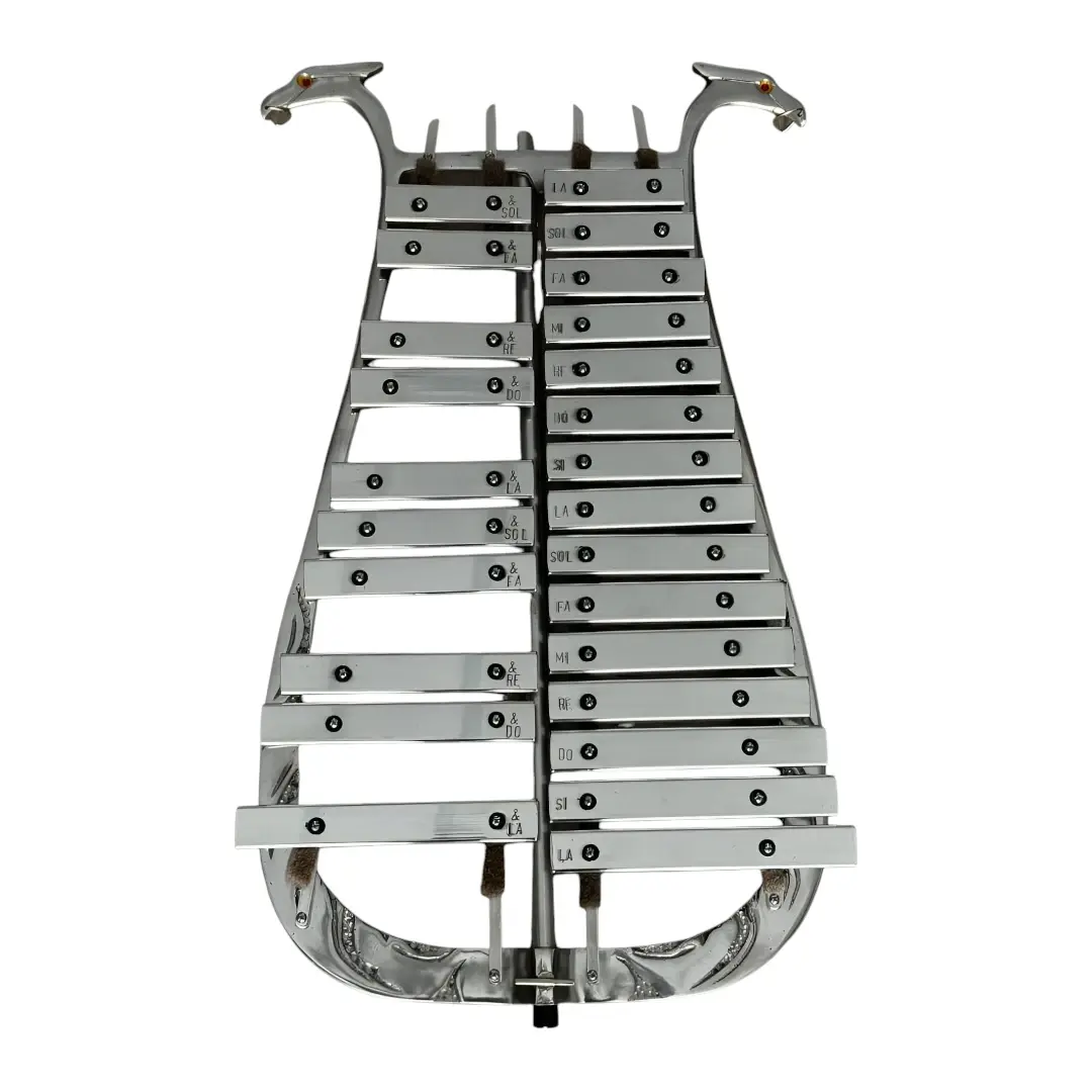Lira Inglesa para banda marcial, fabricada por Musicales El Clarín, ideal para bandas marciales, bandas de paz y músicos marciales. Con un diseño robusto y elegante, esta lira incluye cargador en charol y golpeador, garantizando comodidad y un rendimiento excepcional. Con afinación precisa y materiales de alta calidad, es perfecta para desfiles y presentaciones, ofreciendo un sonido claro y resonante. Ideal para músicos exigentes que buscan durabilidad y calidad en sus instrumentos.