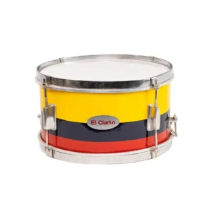 Redoblante para banda marcial color amarillo, azul, rojo - tricolor de medida 12”, fabricado por Musicales El Clarín, ideal para bandas marciales, bandas de paz, bandas de marcha y batucadas. Con cuerpo de madera de alta calidad, aros y herrajes cromados, y un diseño robusto y elegante. Este redoblante marching incluye correa para mayor comodidad, ofreciendo durabilidad y un sonido resonante. Disponible como opción destacada en la categoría de redoblante nacional, perfecto para desfiles y presentaciones. Su acústica precisa lo convierte en un redoblante para banda marcial y banda de paz, con acabados ideales para músicos exigentes. banda infantil para ninos