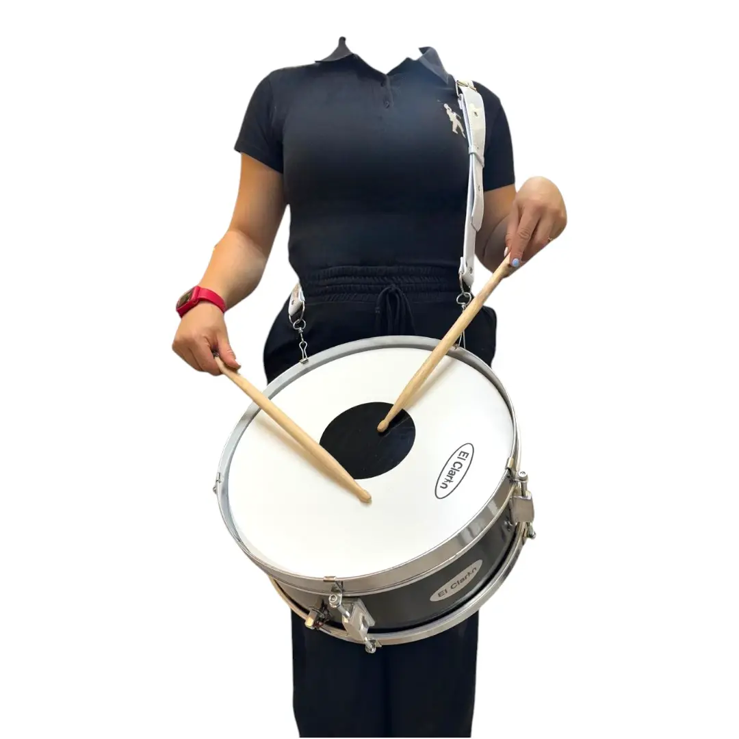 Correa en charol blanca de alta calidad para redoblante, granadera y timba, diseñada por Musicales El Clarín, ideal para músicos en bandas marciales, batucadas y papayeras