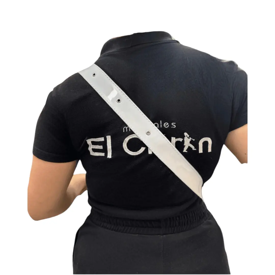 Correa en charol blanca de alta calidad para redoblante, granadera y timba, diseñada por Musicales El Clarín, ideal para músicos en bandas marciales, batucadas y papayeras