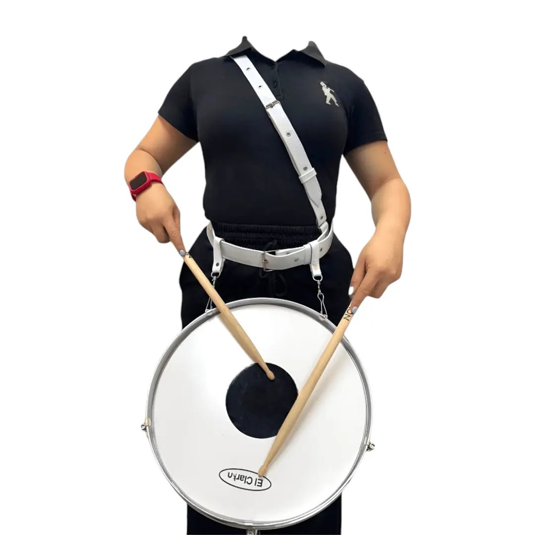 Correa en charol blanca universal de alta calidad para redoblante, granadera y timba, diseñada por Musicales El Clarín, ideal para músicos en bandas marciales, batucadas y papayeras